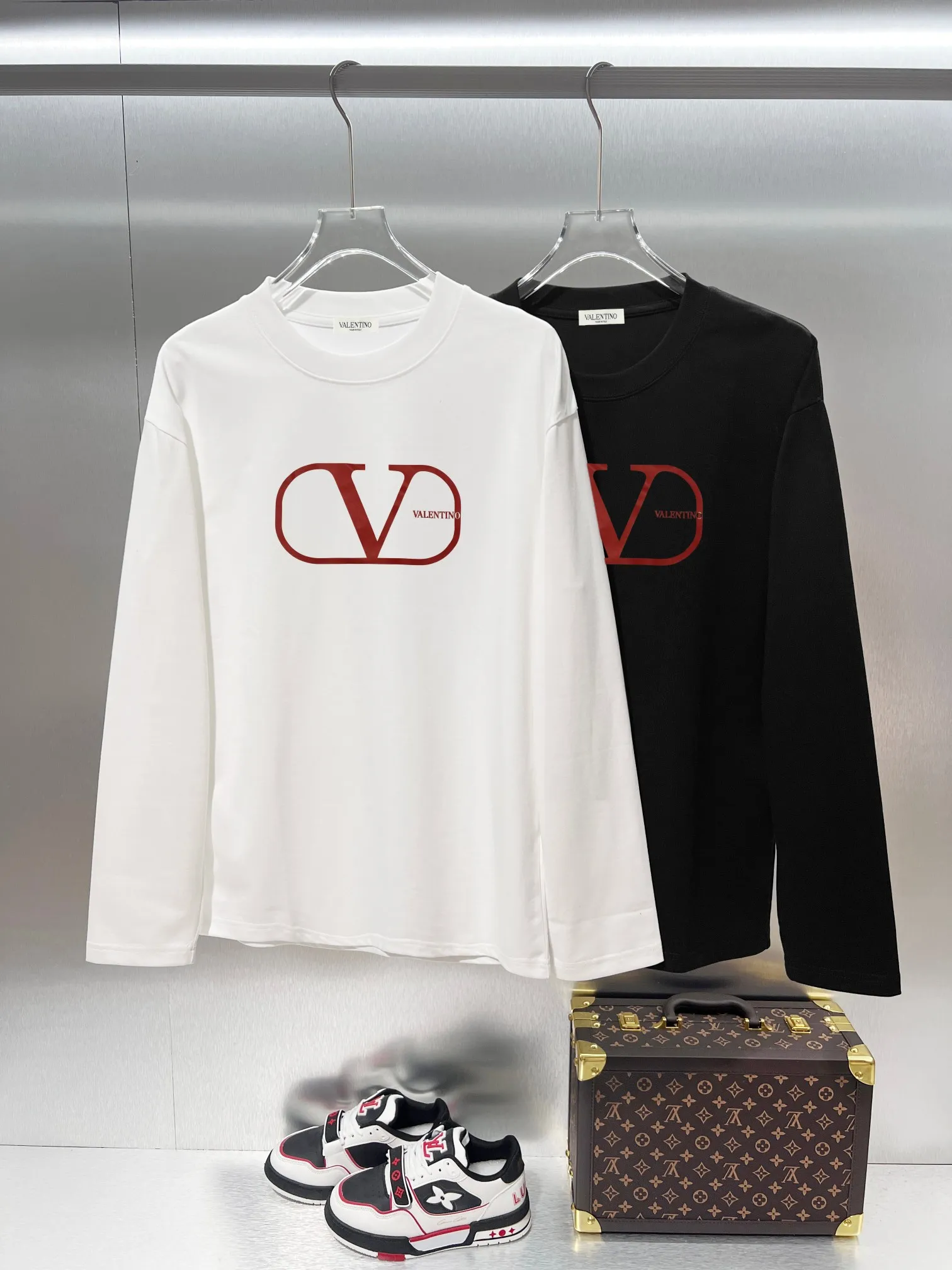 Valentino*Valentino Classic style with exquisite print of letter logo on the chest🔥long-sleeved T-shirt✅Boutique top quality craftsmanship‼ Complete three labels ●340g pure cotton ●Pure cotton fabric ●Customized 1:1 trademark ●Slightly loose version ●Size; S M L XL